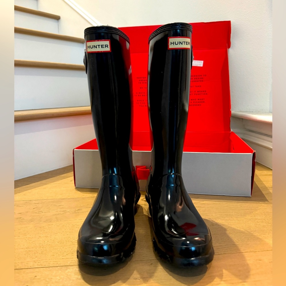 Hunter original kids gloss boots fit like a women’s size US 6